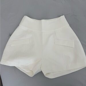 ODD MUSE, NEW WITHOUT TAGS, White Shorts, size small